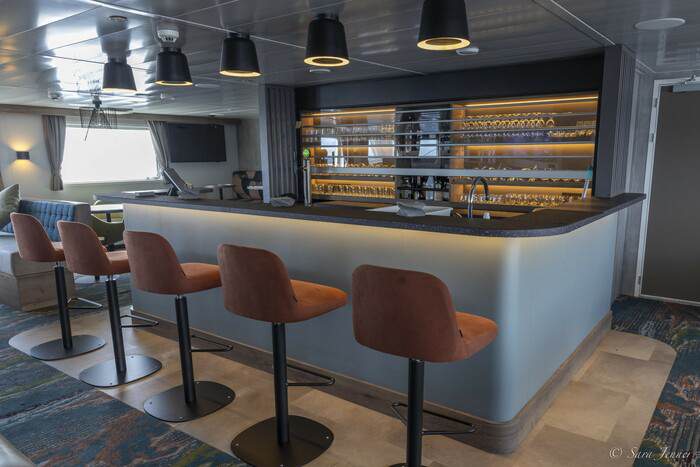 Oceanwide Ortelius - Observation Lounge and Bar 6, © Sara Jenner - Oceanwide Expeditions.jpg